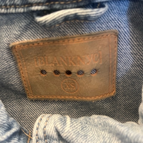 BLANKNYC Women's Collar Long Sleeves Distress Medium Wash Jean Jacket Size XS - Picture 13 of 13